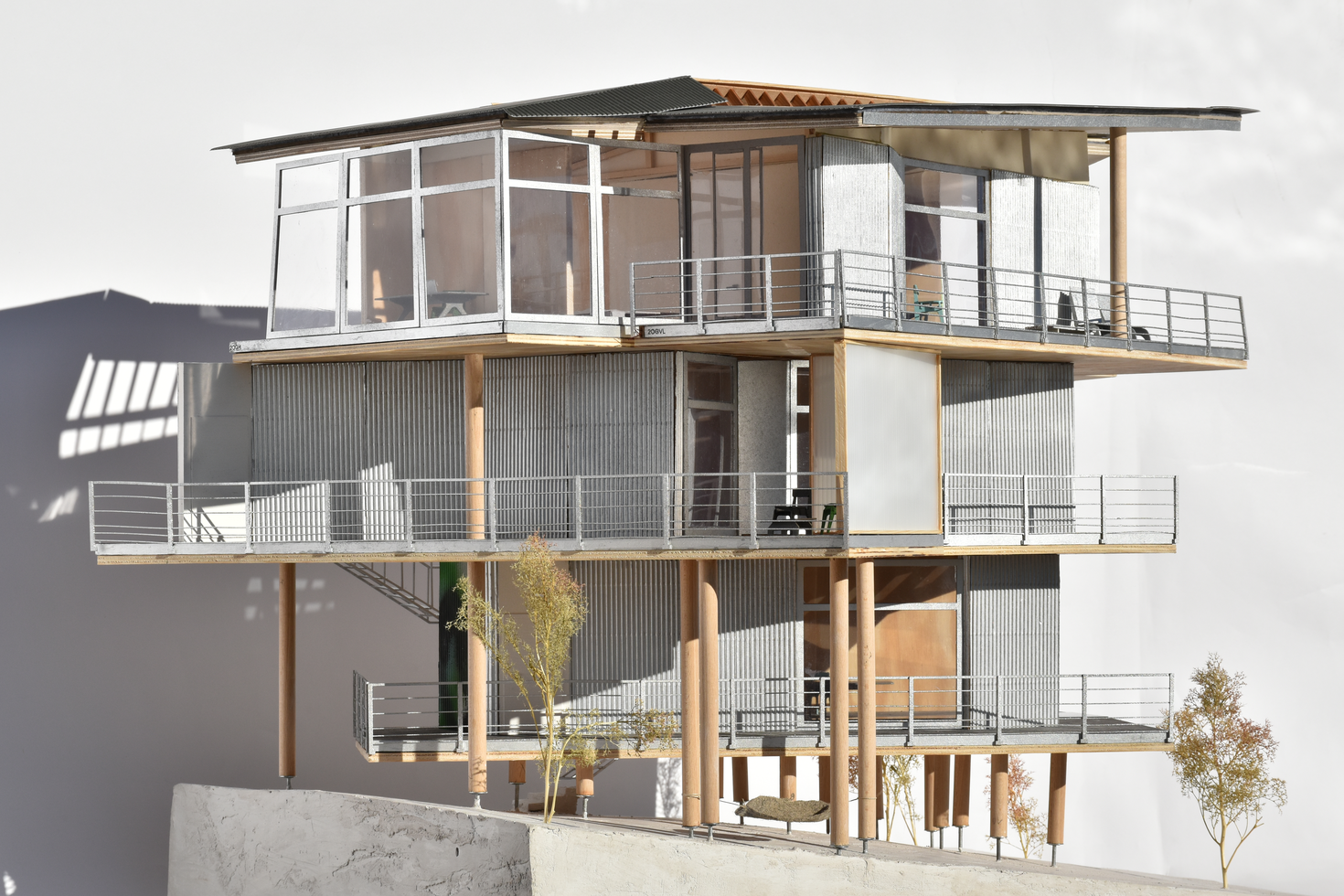 プレハブ木材構造を特徴とする近代的な住宅デザインの建築モデル、複数のバルコニーと大きな窓を備えた持続可能な木製の構造を紹介し、現代のモジュラービルディングの美学を示しています。