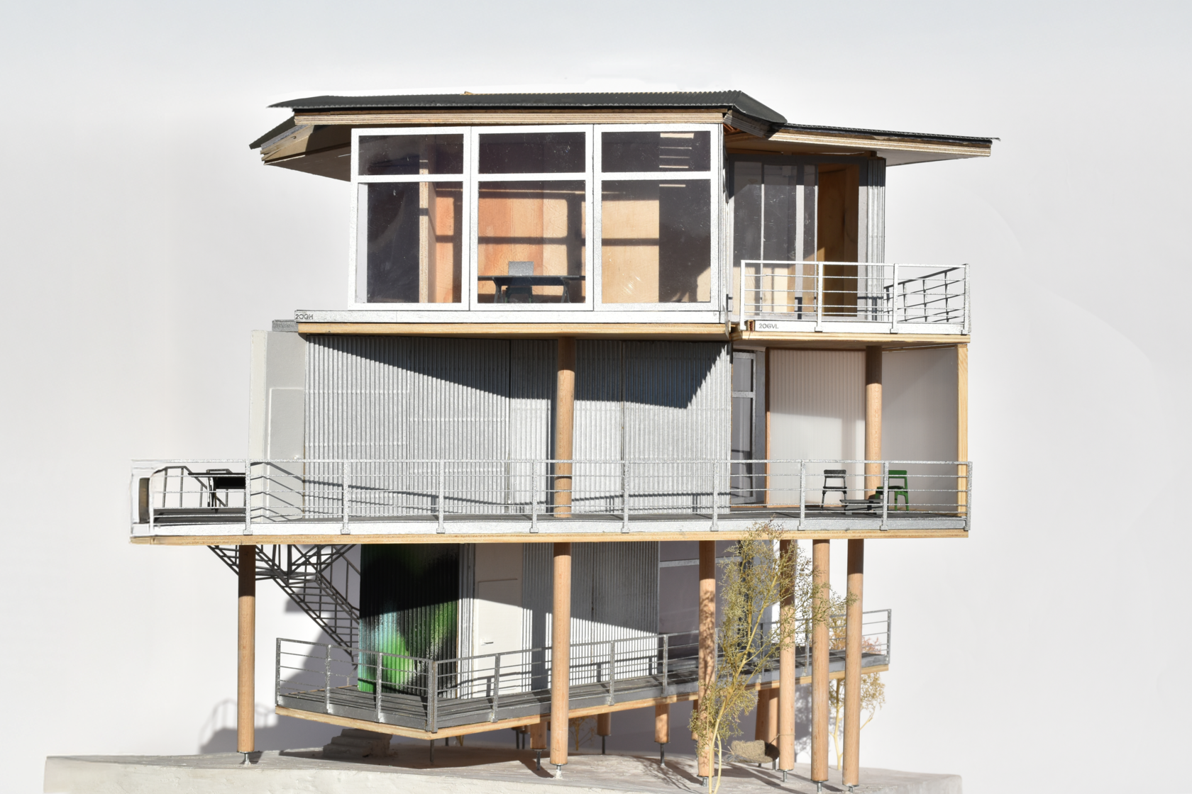 近代的な住宅の建物の建築規模モデル、木材の建設、波形のクラッディング、およびさまざまなバルコニーを強調し、建築材料とデザインの詳細な眺めを提供します。
