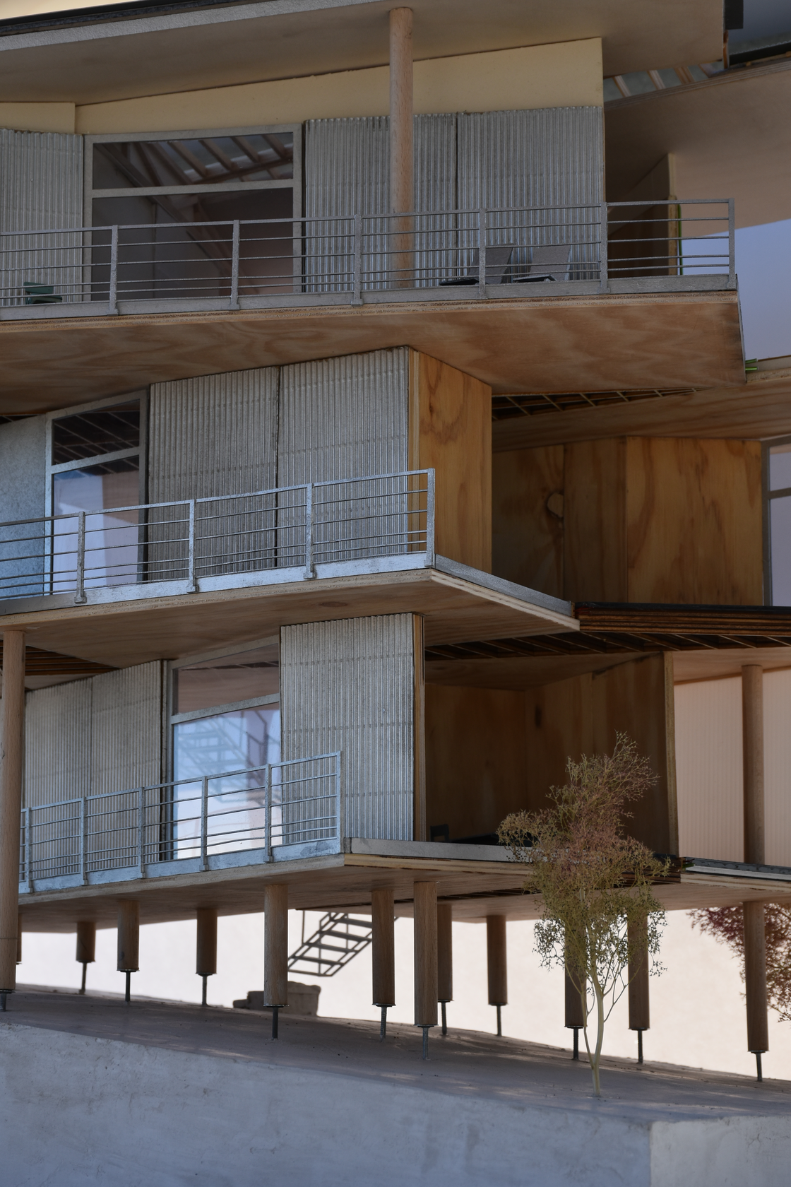 预制的木制住宅建筑的详细建筑规模模型，具有木材建设，瓦楞纸层，阳台，并强调特定的建筑细节。