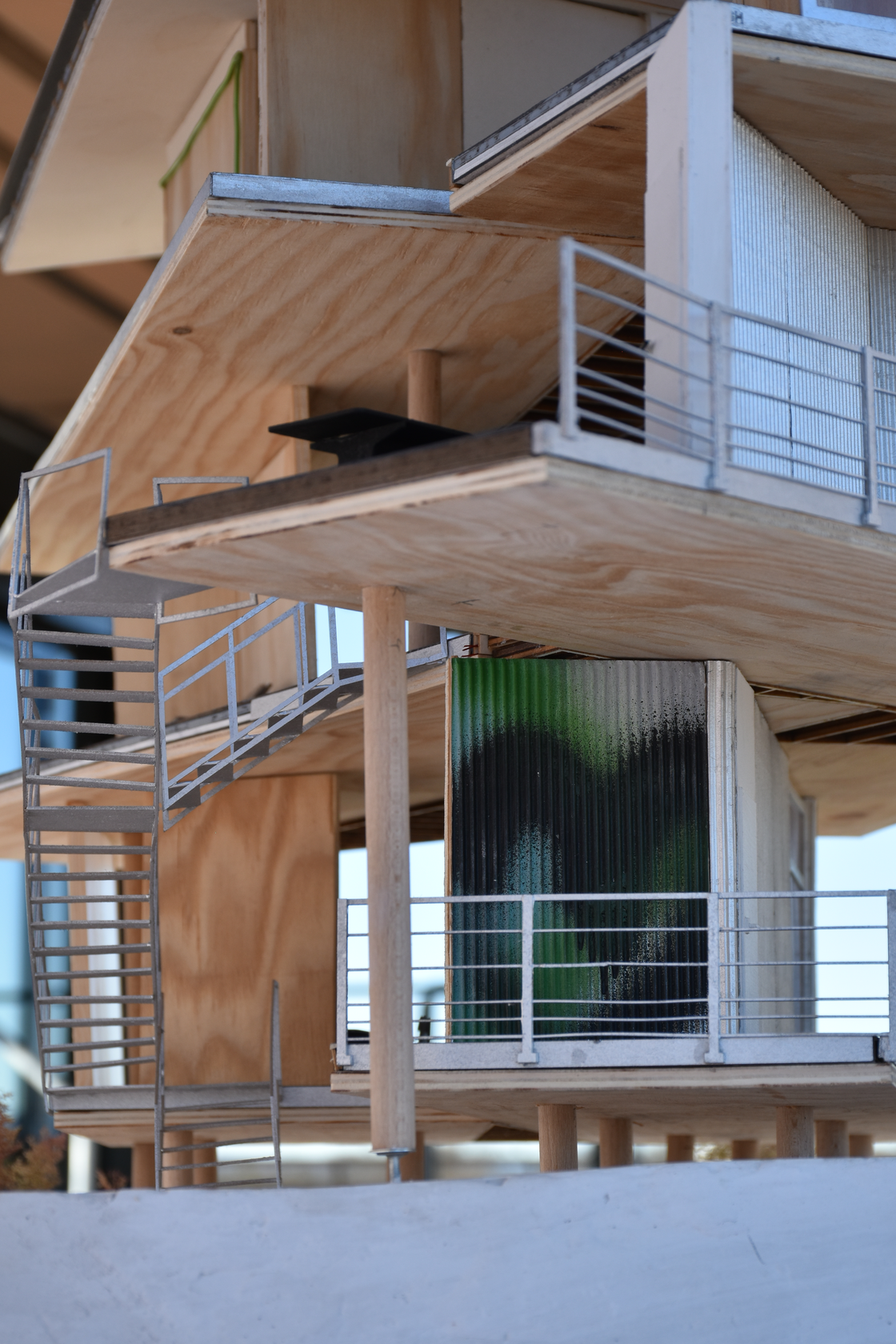 现代住宅建筑的内部建筑规模模型，展示了木制楼梯，带有栏杆的阳台和详细的木材建设，为内部空间提供了洞察力。