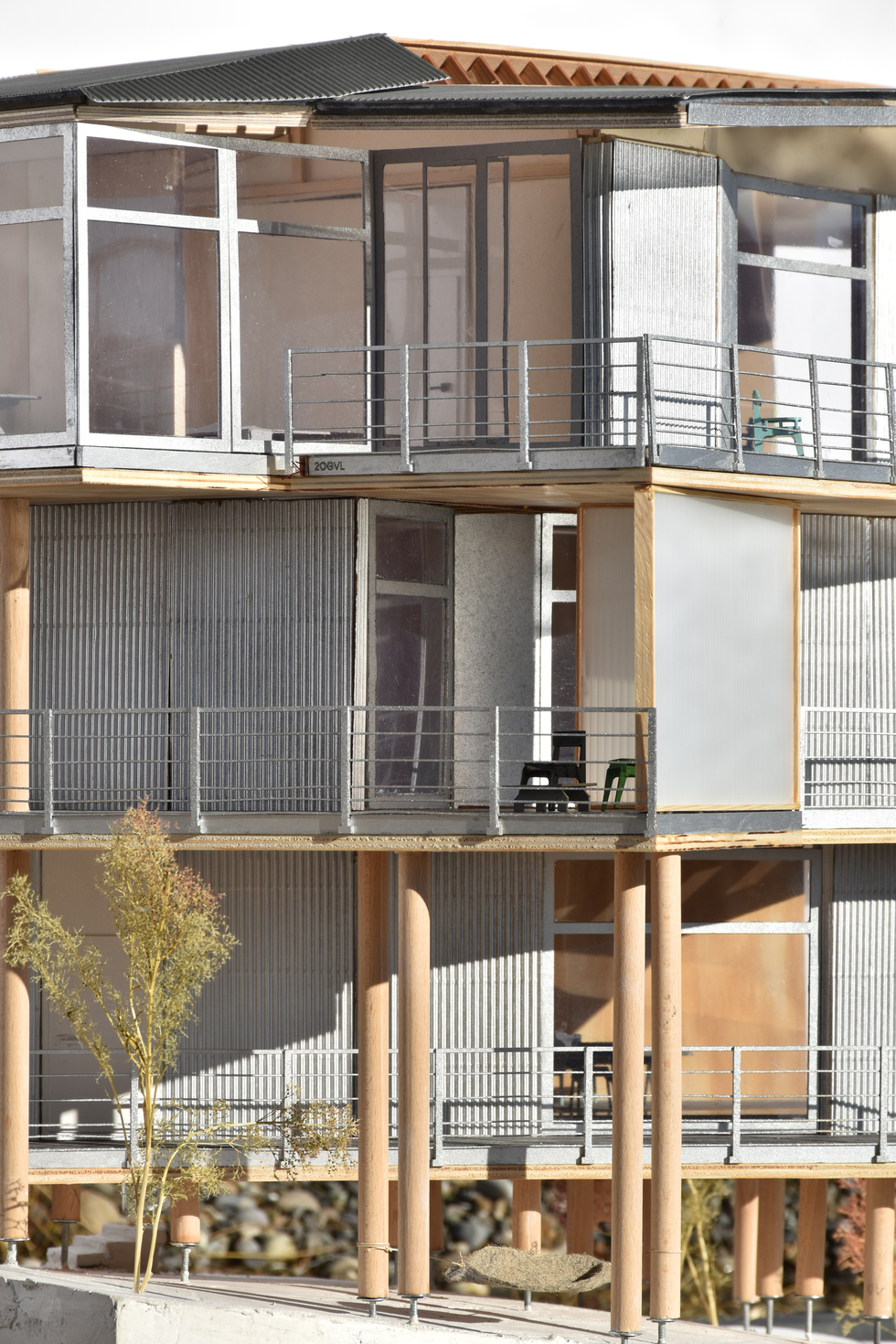 现代住宅建筑的建筑规模模型强调了其暴露的木材结构，可能受到Herzog＆de Meuron的阳台或混合木屋等设计的启发，展示了可持续的物质使用。