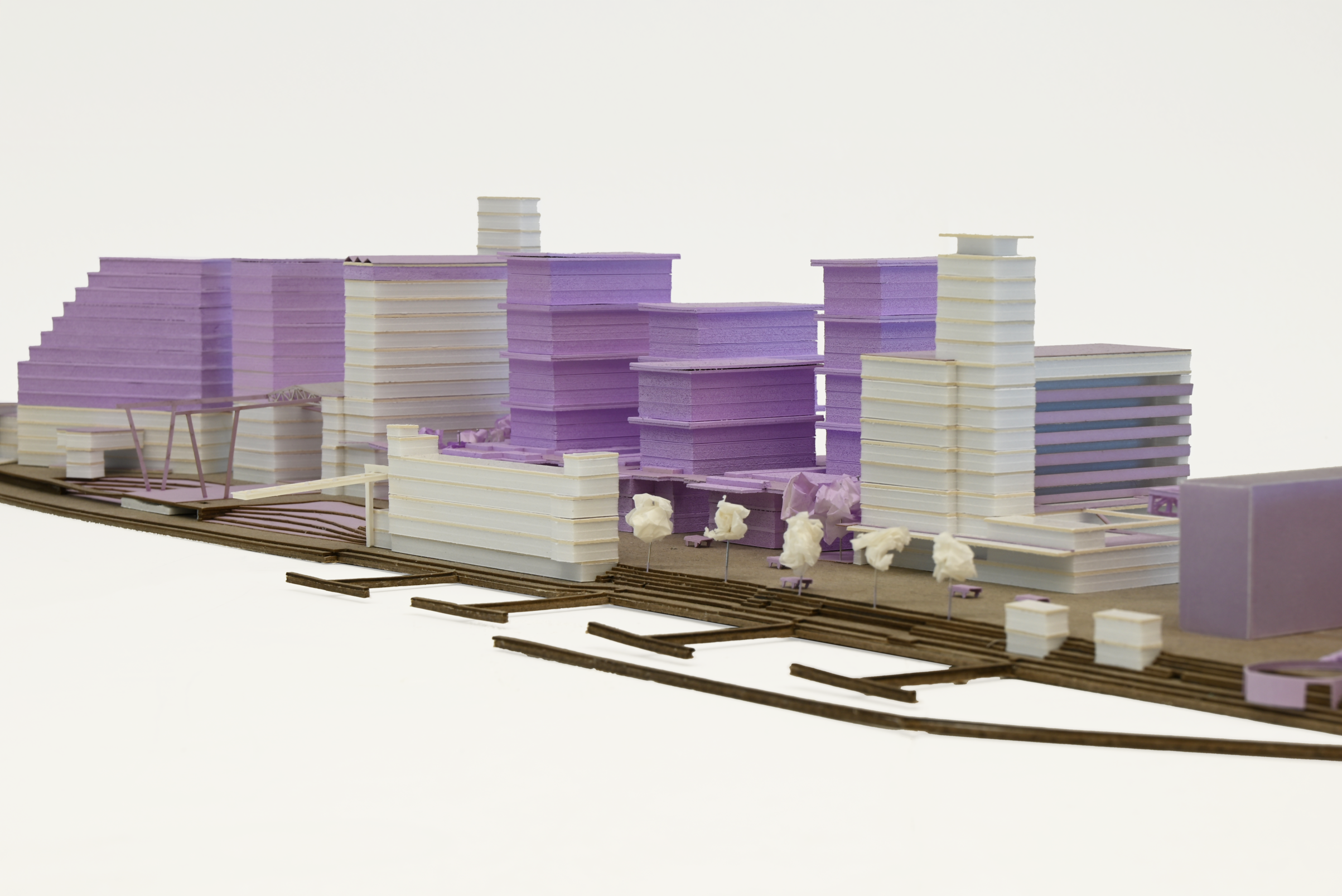 複数の住宅ユニットを備えた新しい住宅開発を描いた建築モデル、提案された住宅のレイアウトと形式を示しています。